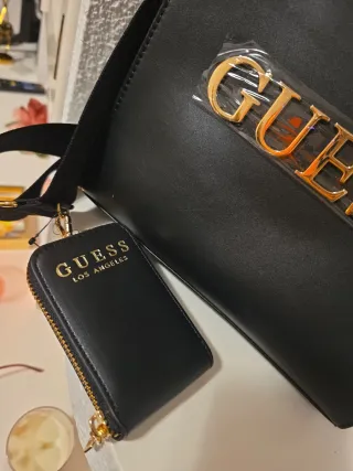 Bolso Guess Negro con Cartera Dorada