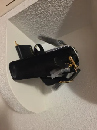 Bolso Guess Negro con Cartera Dorada