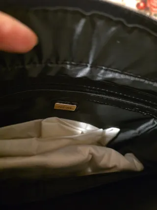 Bolso Guess Negro con Cartera Dorada