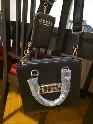 Bolso Guess Negro con Cartera Dorada