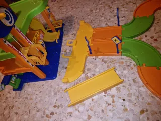 Garaje y pista de coches para niños