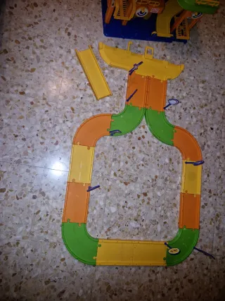 Garaje y pista de coches para niños