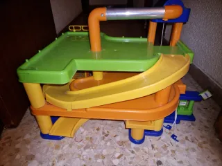 Garaje y pista de coches para niños