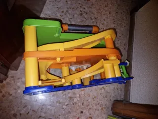 Garaje y pista de coches para niños