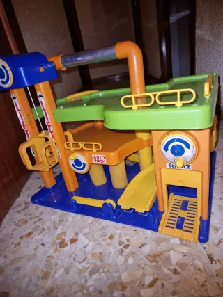Garaje y pista de coches para niños
