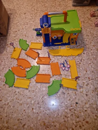 Garaje y pista de coches para niños