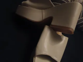 Sandalias Beige Plataforma Tacón