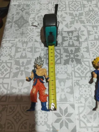 4 Figuras Dragon Ball Z: regalo cromos de Goku.