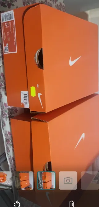 Cajas Nike vacías naranjas,