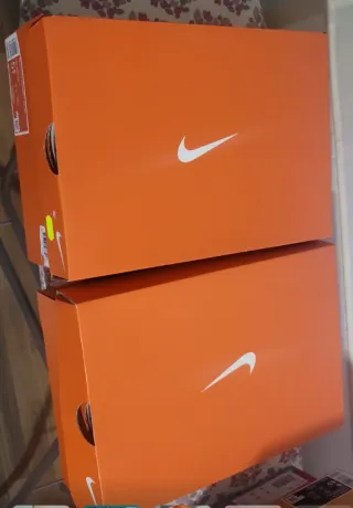 Cajas Nike vacías naranjas,