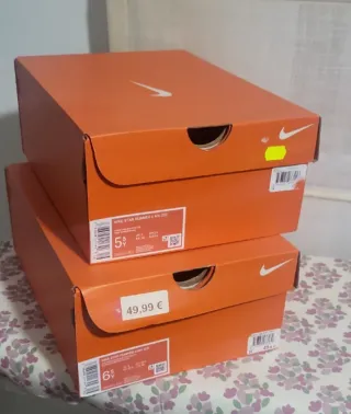 Cajas Nike vacías naranjas,