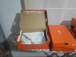 Cajas Nike vacías naranjas,