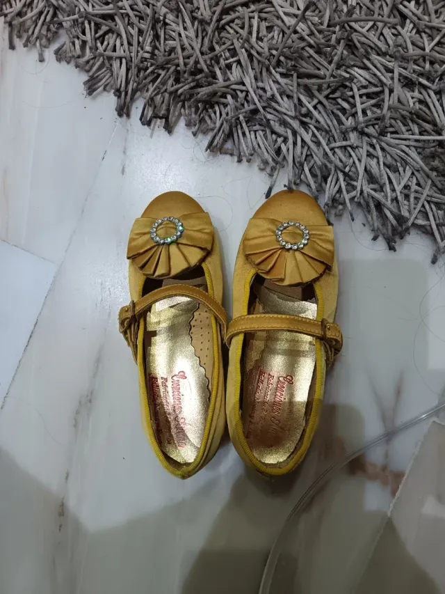 Zapatos niña raso dorado talla 28 forrado con ebil