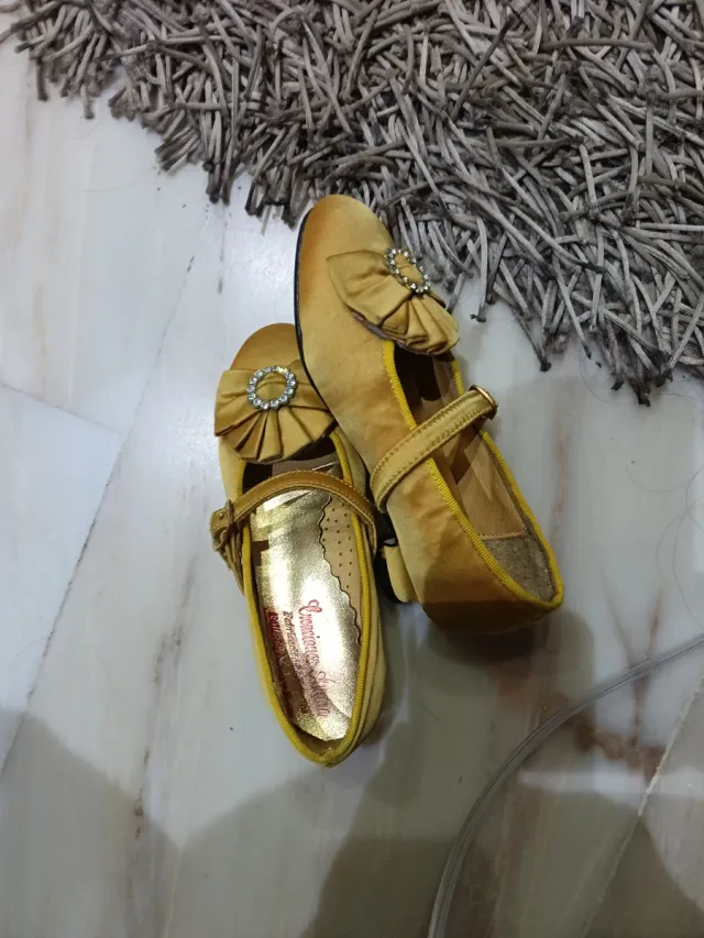Zapatos niña raso dorado talla 28 forrado con ebil