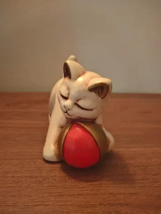 Gatto con palla thun