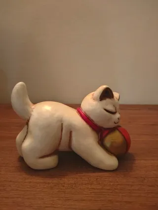 Gatto con palla thun