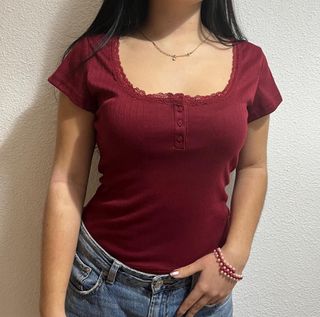 Blusa roja con encaje y pulsera