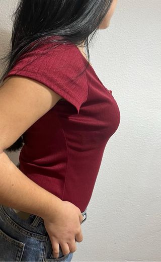 Blusa roja con encaje y pulsera