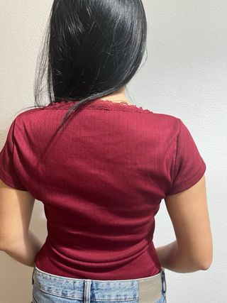 Blusa roja con encaje y pulsera