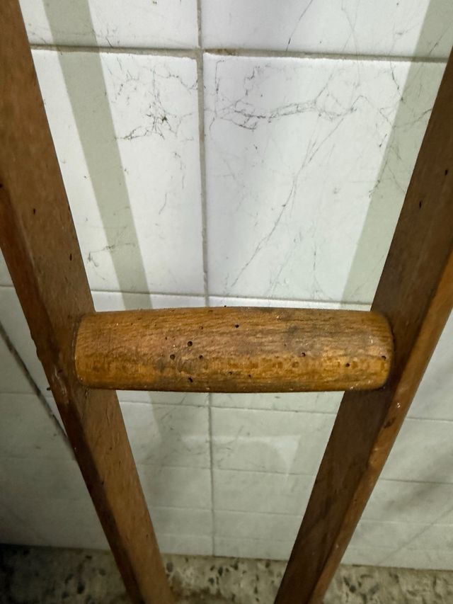 Muletas antiguas de madera