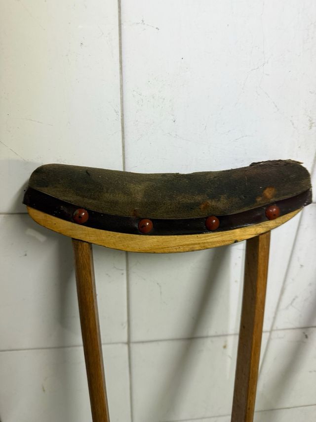 Muletas antiguas de madera