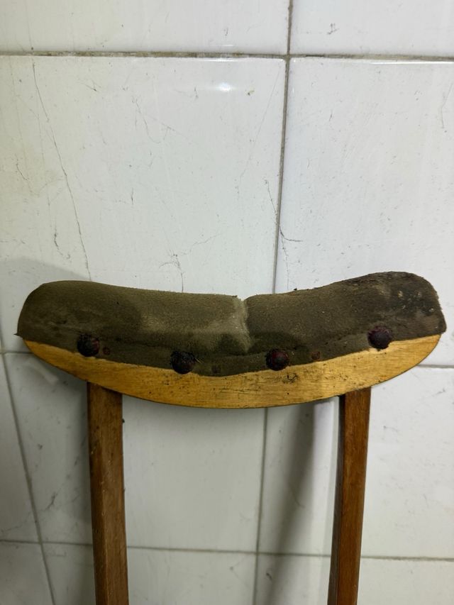 Muletas antiguas de madera