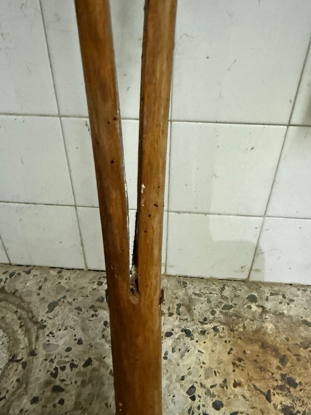 Muletas antiguas de madera