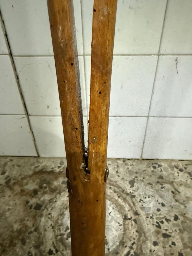 Muletas antiguas de madera
