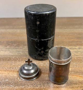 Antiguo set litúrgico: hisopo, agua y olearium