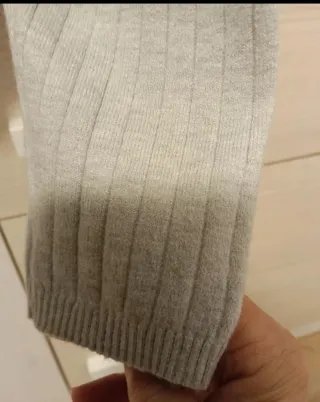 Chaqueta gris con etiqueta