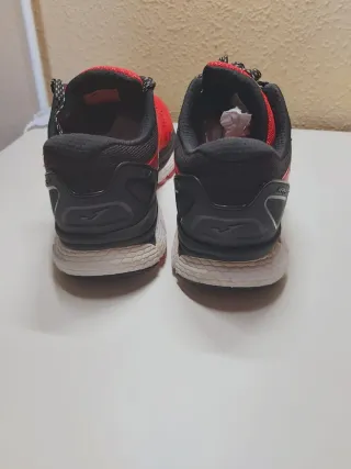 Zapatillas running Joma negras y rojas