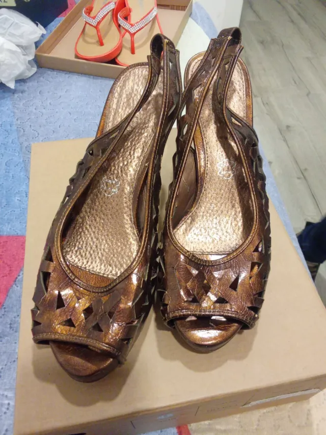 Zapatos de tacón abiertos dorados