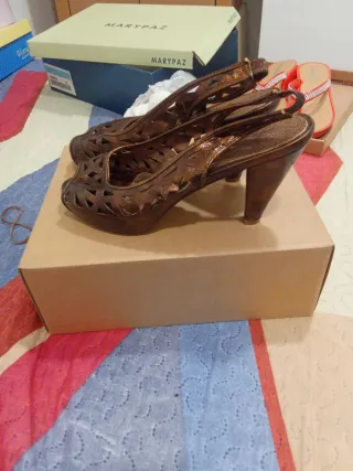 Zapatos de tacón abiertos dorados