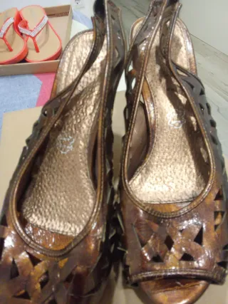 Zapatos de tacón abiertos dorados