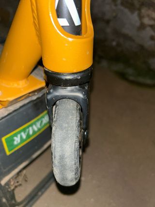 Patinete Albott dorado y negro