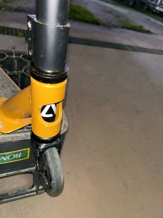 Patinete Albott dorado y negro