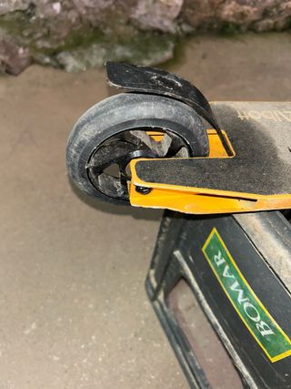 Patinete Albott dorado y negro