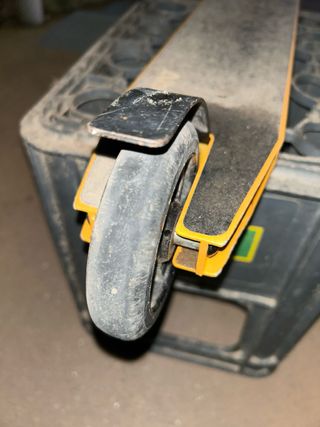 Patinete Albott dorado y negro