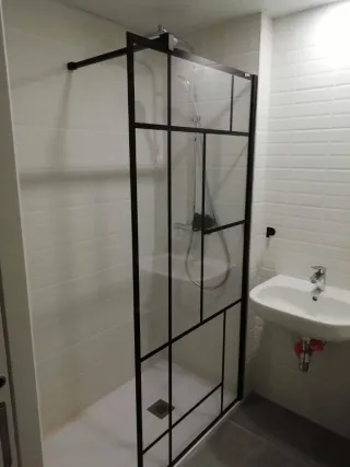Instalación de mampara, cambio de plata de ducha..