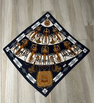 Foulard Hermès nero con motivo equestre