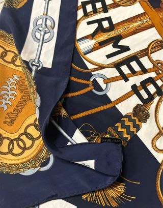 Foulard Hermès nero con motivo equestre