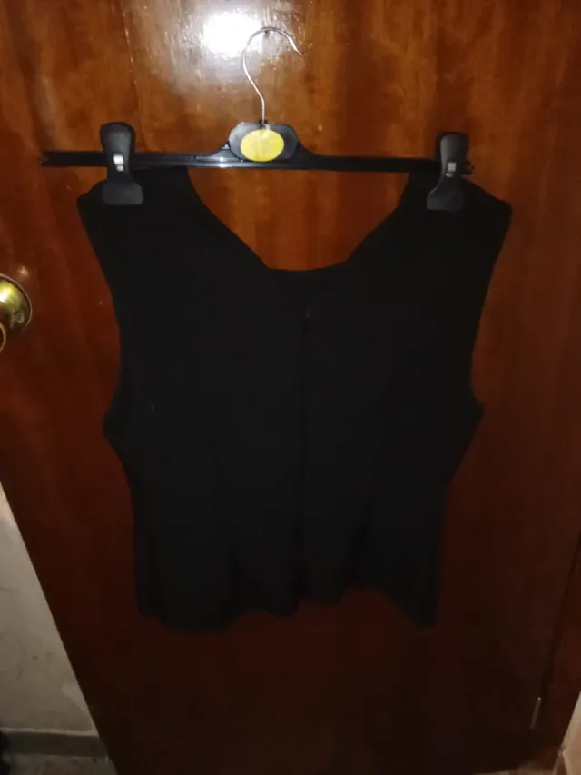 Top negro sin mangas