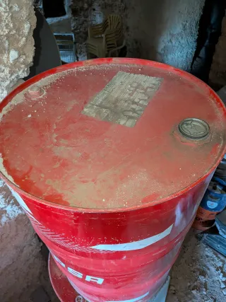 Bidón de aceite rojo