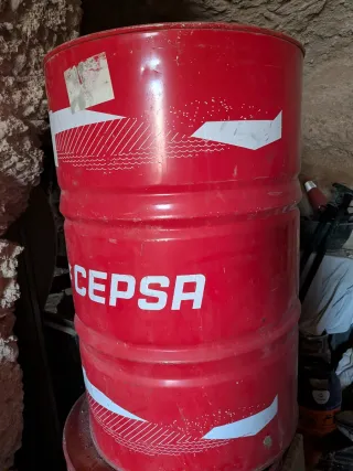 Bidón de aceite rojo