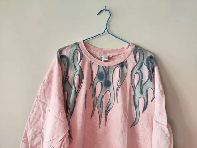 Camiseta rosa con estampado de llamas