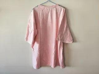 Camiseta rosa con estampado de llamas
