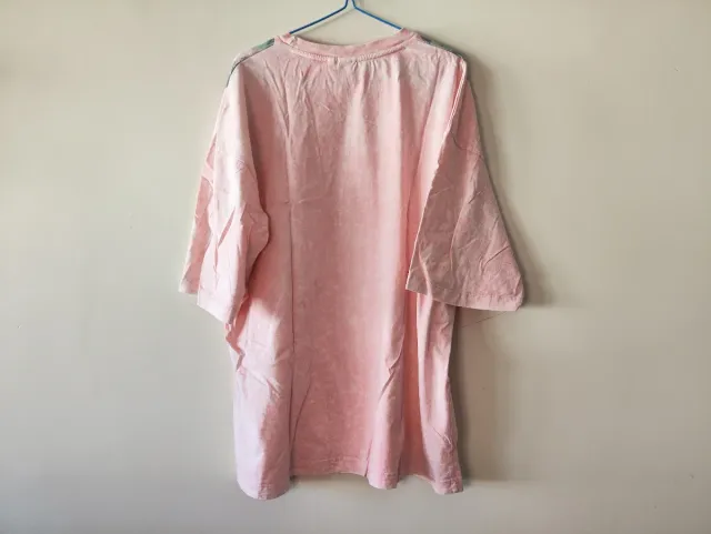 Camiseta rosa con estampado de llamas