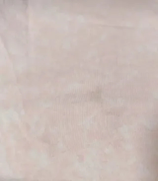 Camiseta rosa con estampado de llamas