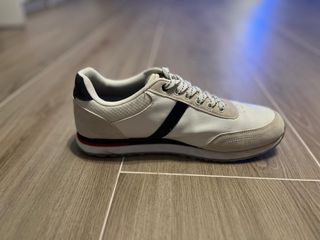 Zapatillas deportivas beige y blancas