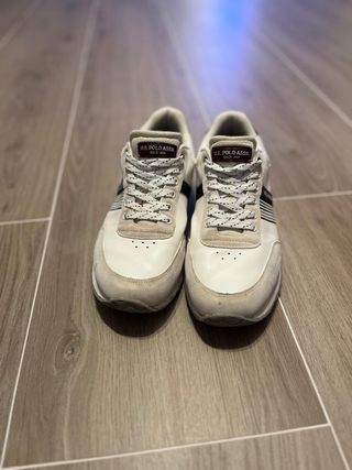 Zapatillas deportivas beige y blancas